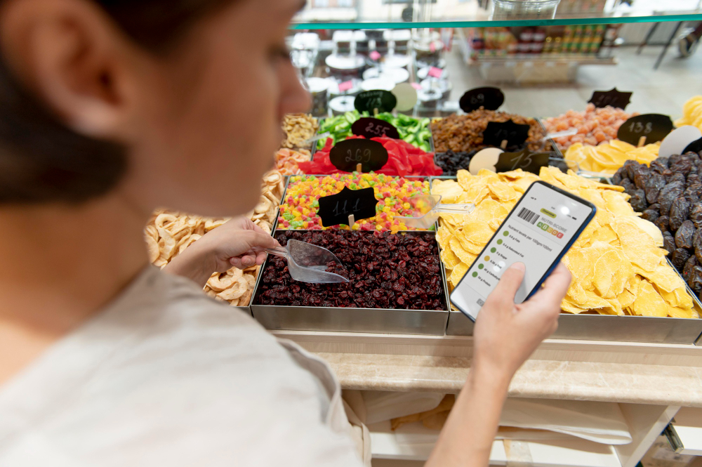 Mulher usando smartphone em compras de supermercado